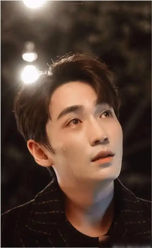 强忍着自己的泪水,眼睛红红的离去,以及后面隐忍哭泣的样子让网友纷纷