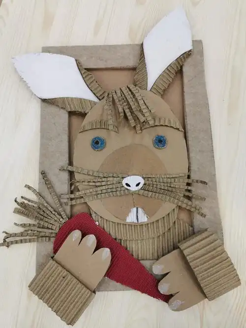 废纸箱手工兔子装饰品
