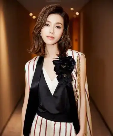 以礼服发型提升性感 文咏珊发型中长发变式