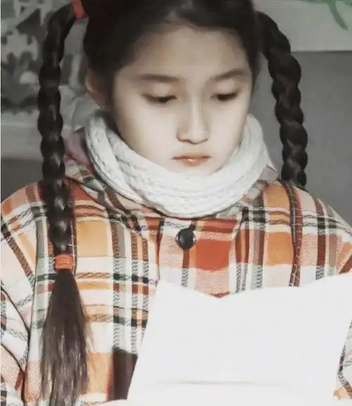 关晓彤晒幼儿时期萌照,大眼睛炯炯有神,颜值超高像极了洋娃娃