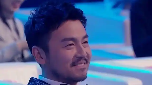 tf老boys之一的郭京飞哥哥,笑得褶子都出来了,他是不是在想年轻真好?