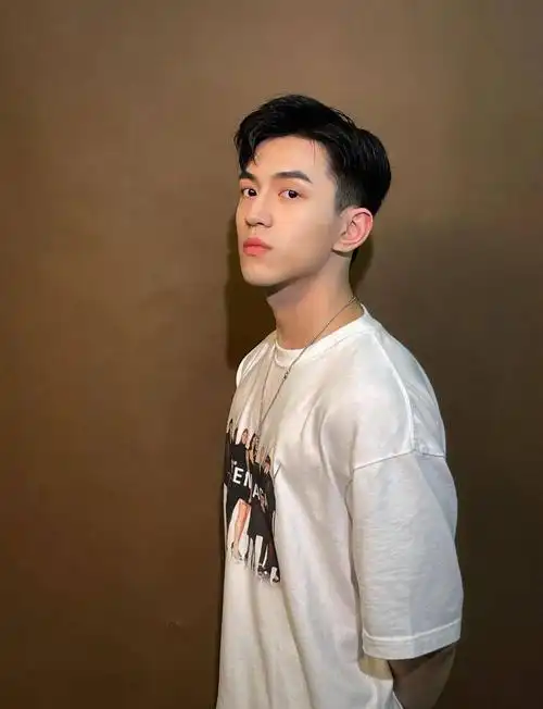 黑色长度:6cm发模脸型:椭圆脸适合发质:硬,软脸型:不适合菱形脸,其他