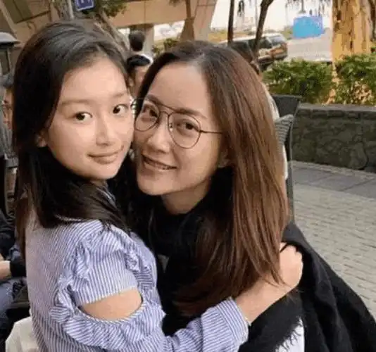 霍汶希喊话谢霆锋续约20年,未婚生女仍单身,被质疑女儿生父是谢霆锋