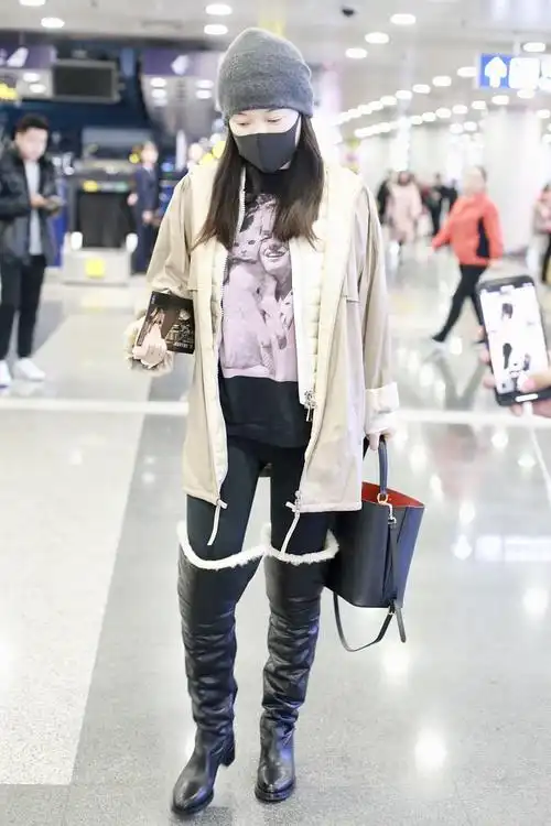 39岁霍思燕戴毛线帽认真过冬看到脚上的长靴原谅我不懂时尚了