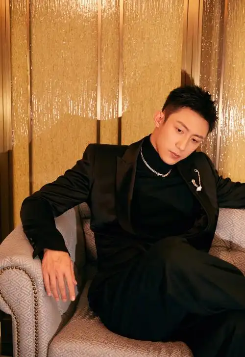 黄景瑜穿简约黑色西装绅士风度满满银色饰品精致加分
