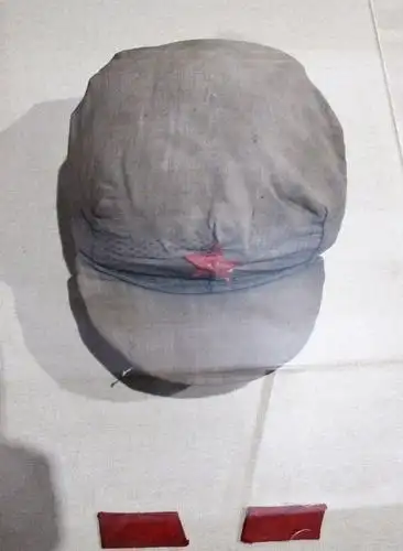 红军的军帽,65式军服沿用了红军时期的红星,领章.