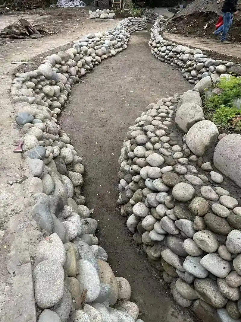 鹅卵石生态溪流制作中##鹅卵石 #生态溪流造景 #成都假山制