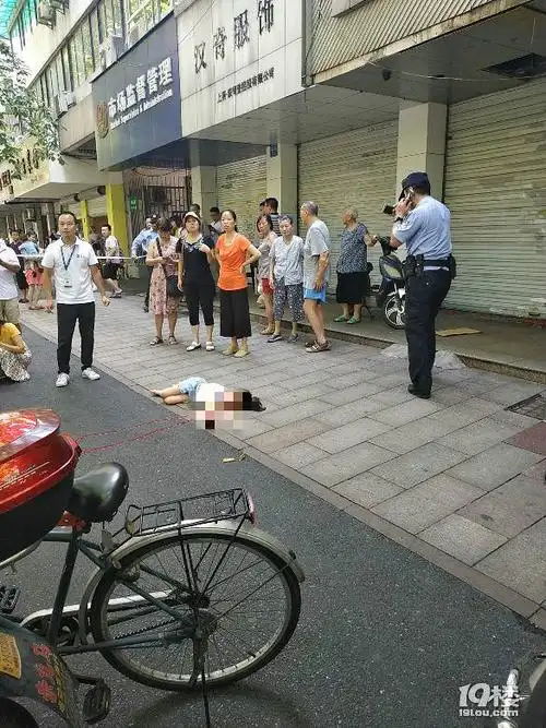 有一个女孩坠楼,生命垂危