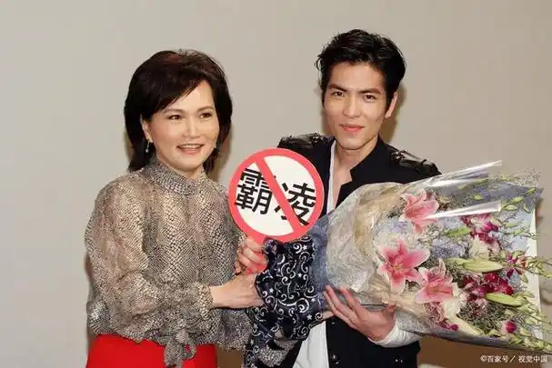 萧敬腾首度松口!间接承认与经纪人恋情,引发热议