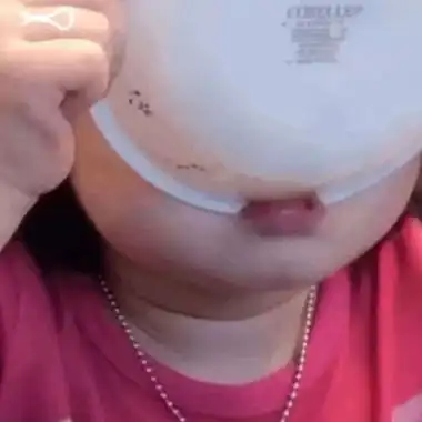 高清可爱小孩拿碗干饭头像图片