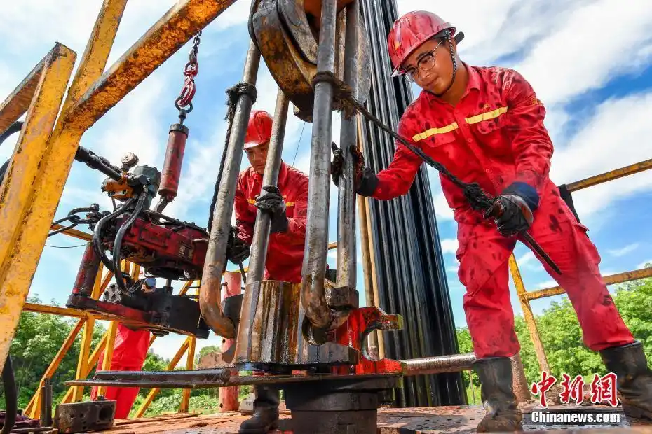 高温天气下的海南福山油田石油工人