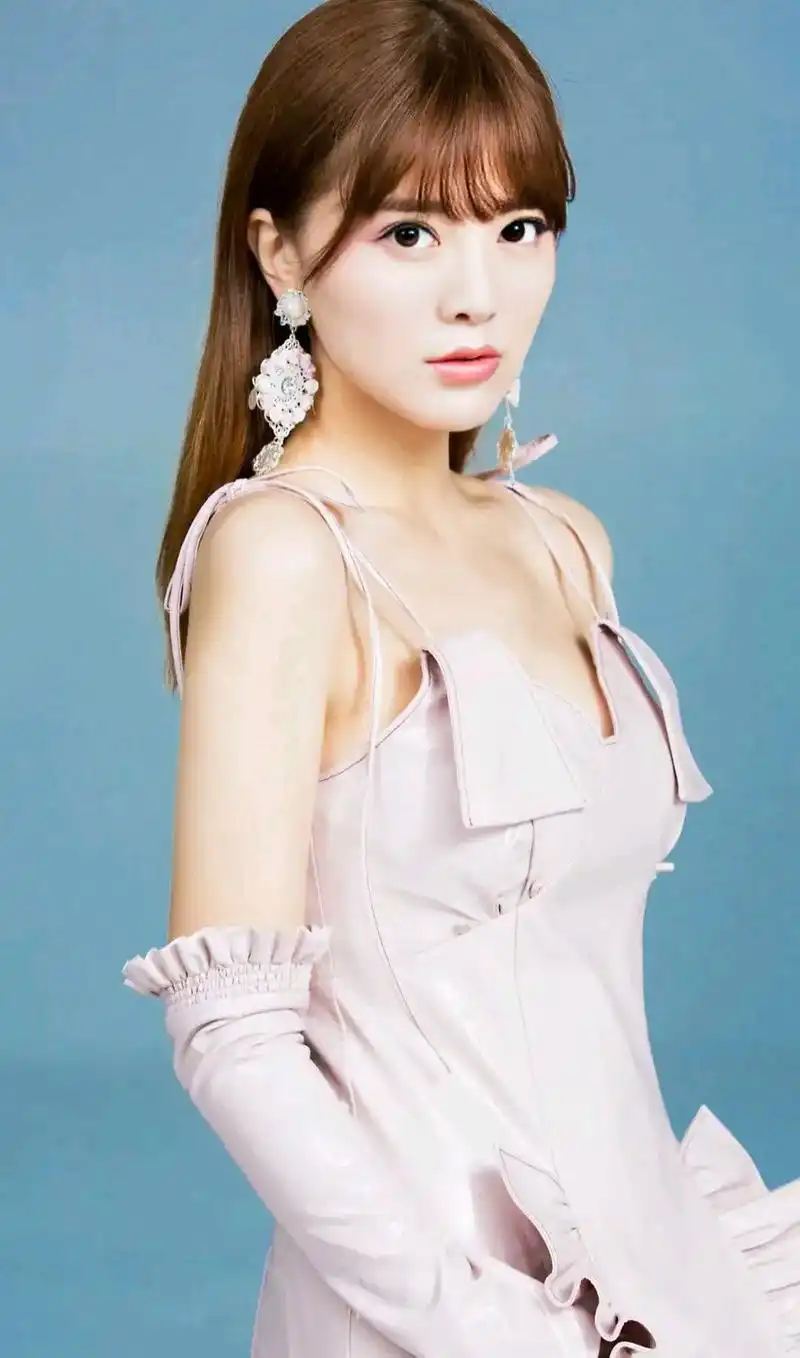 藏族姑娘阿兰达瓦卓玛身材傲人,真是美到了极致