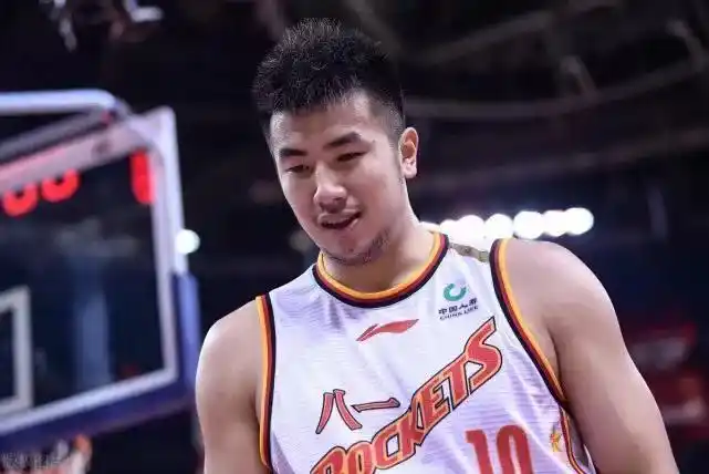 关于邹雨宸身高的配图及描述