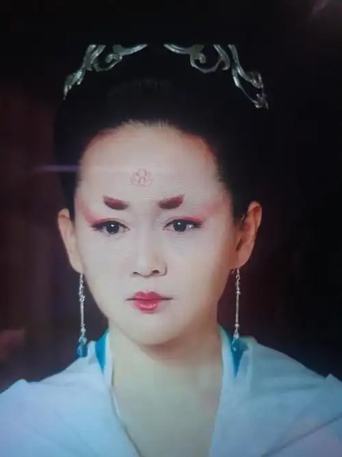 东宫里面皇后?的妆好丑啊,求科普是中国妆造吗?还是有事丑日妆