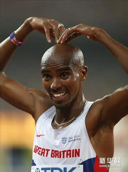 8月29日,英国选手法拉赫赛后庆祝夺冠.新华社记者曹灿摄