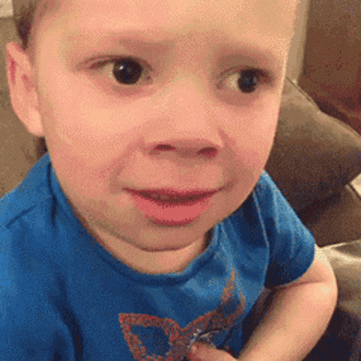 4月底,奶奶发现佳佳总喜欢眨眼睛,还总是流泪,将佳佳带至武汉爱尔眼科