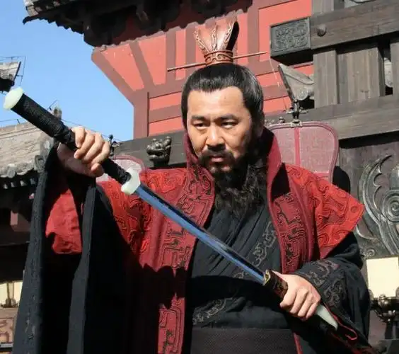 走进新三国最美汉剑首席曹操用剑倚天剑