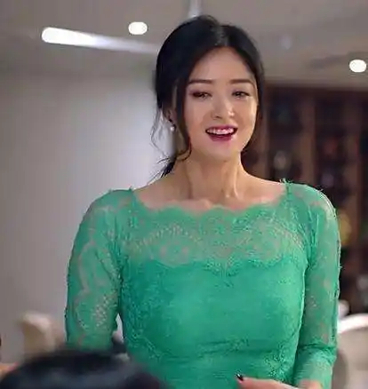 不得不服 蒋欣!丰满身材也能穿出 知性不俗气,令人眼前一亮