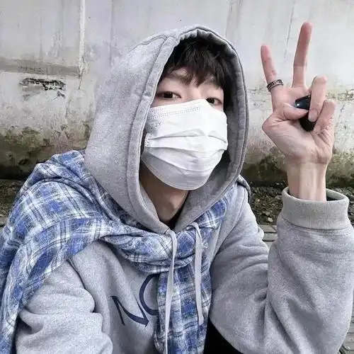 男头小奶狗带上口罩也很小狼狗嘛