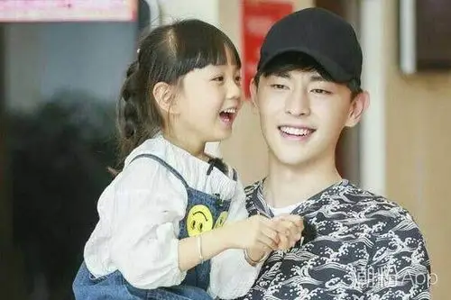 有关他们的绯闻就在网络上转载不断,最开始的时候邓伦的实习老婆是