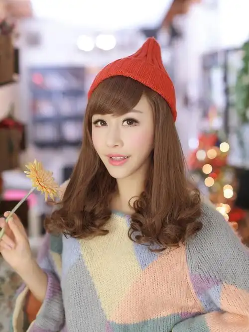 桃厘丝 俏丽中长斜刘海梨花头假发 ,层次感的发尾卷度,自然而不做作.