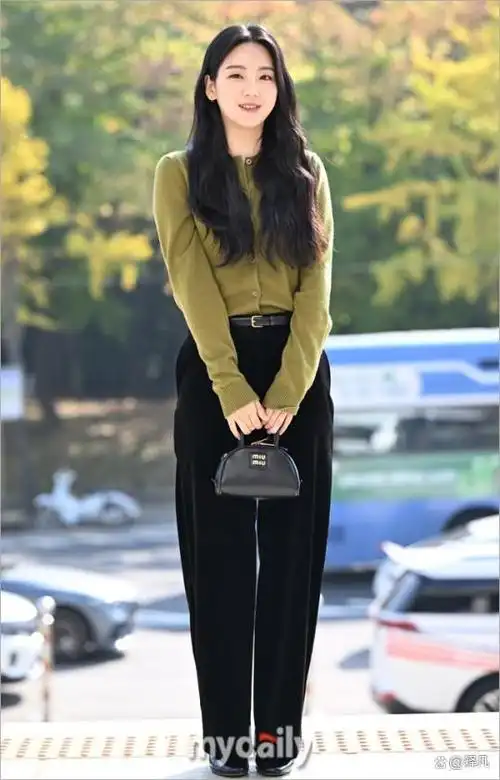 赵怡贤是目前韩国95后女星中的佼佼者,她有着透亮的皮肤和清秀的五官