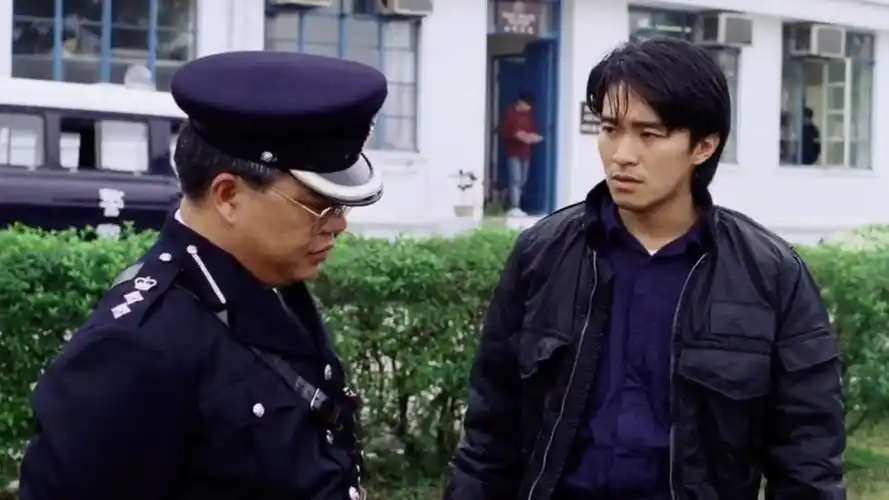 逃学威龙1周星弛星爷去学校做卧底只为找到那把枪