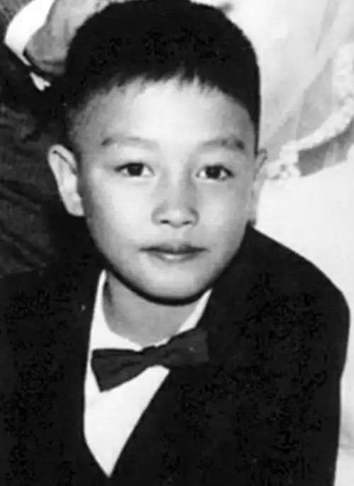 这是哥哥张国荣的小时候,确实有点难认出来. 刘德华