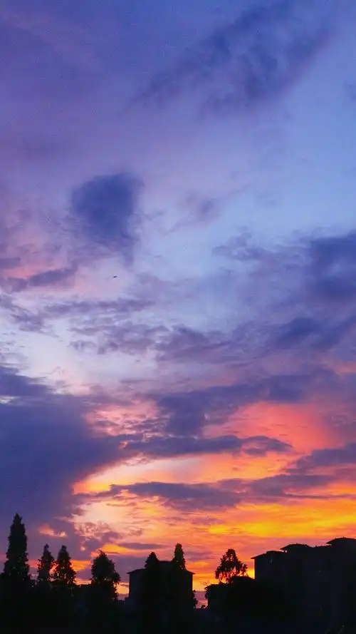 如果你拍的天空照片平平无奇不妨倒过来看看