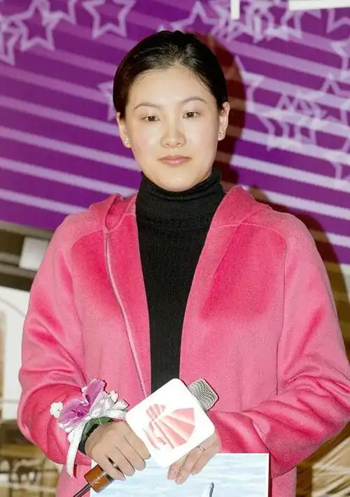 跳水皇后伏明霞最新照片脸胖腰粗无气质三个孩子只有女儿像她