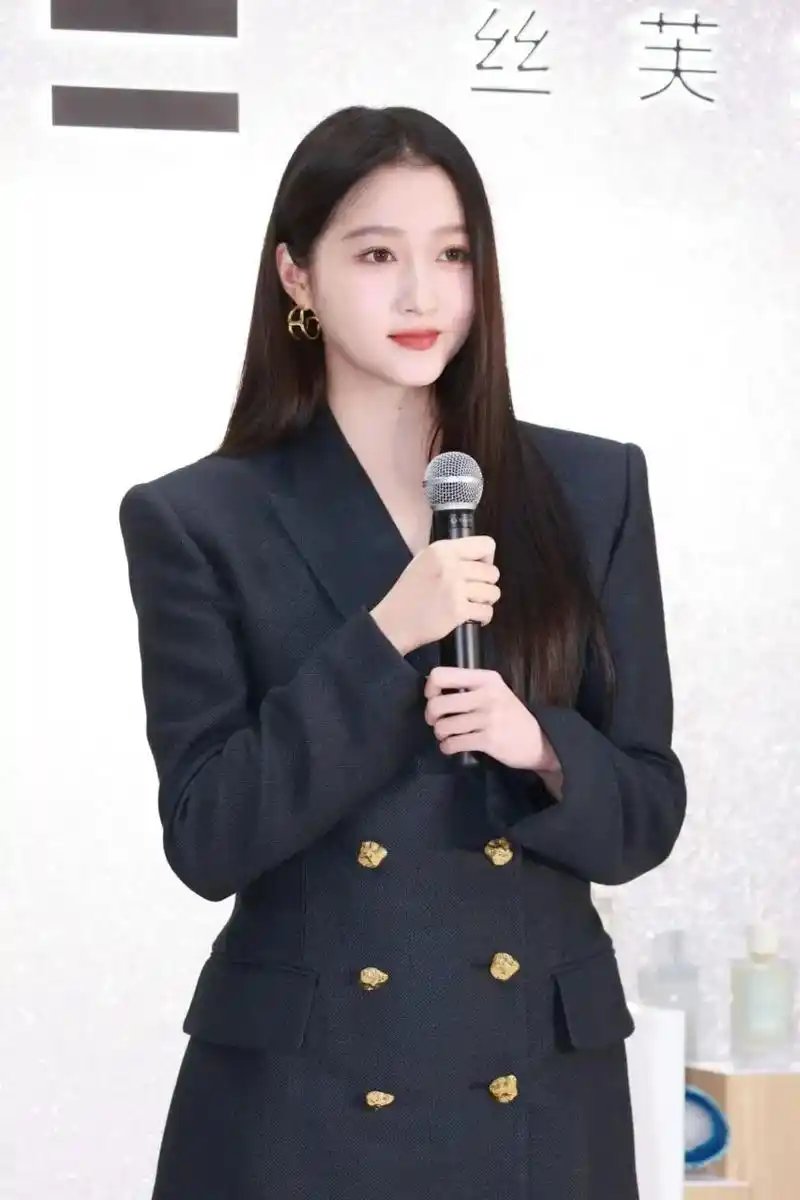 关晓彤生图.黑色西装,是她的坚韧与不屈.无需华丽的装饰,无需 - 抖音