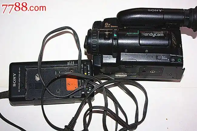 索尼8毫米磁带摄像机一个,带充电器.