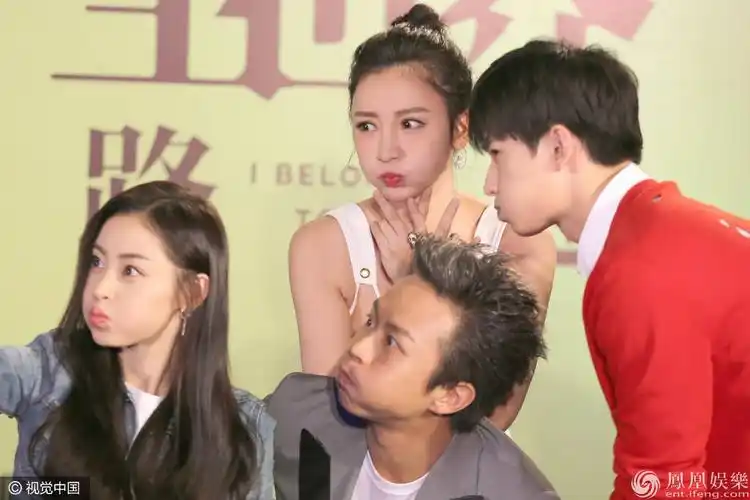 画风差异大!柳岩艰难挠痒变表情包 邓超淡定摆pose