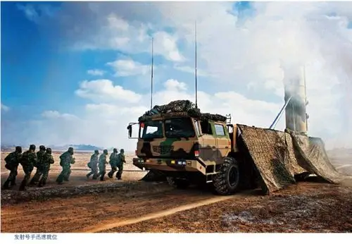 中国二炮机动型中程战略导弹部队罕见曝光