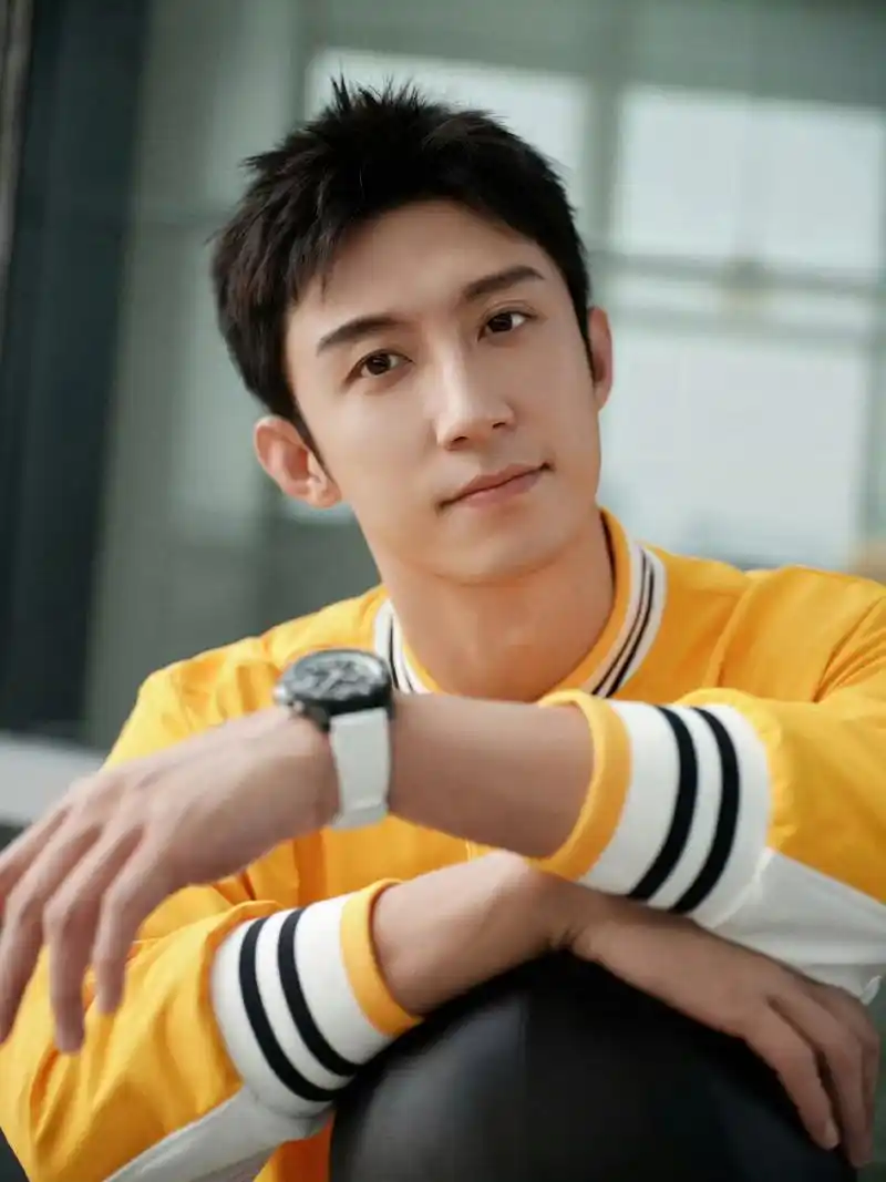 黄景瑜签约新人包洪瑜:星宇娱乐的 "阳刚系" 布局与内娱审美突围