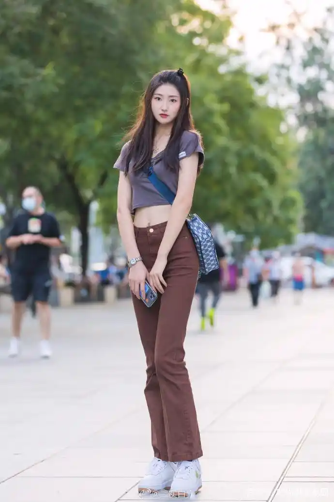 为了显腿长真拼!裤子快提到胸了,黄金比例身材好养眼