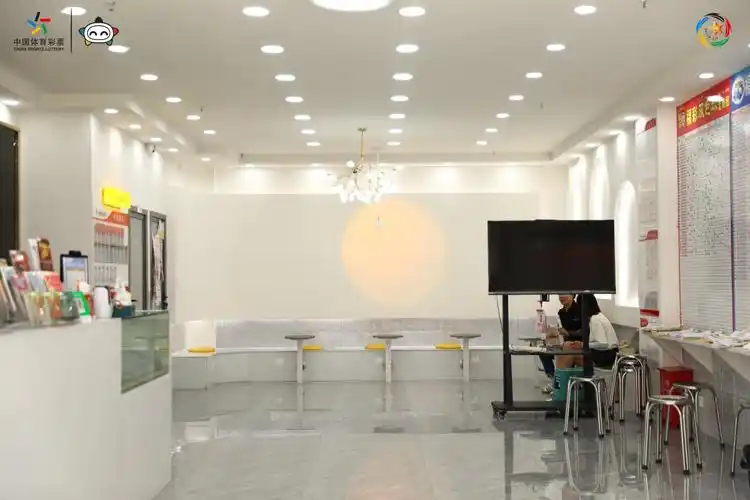 >正文这家体彩网点以白色为主调,宽敞明亮的空间,简约时尚的装修格调