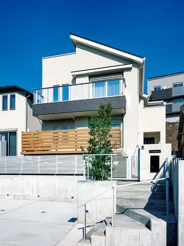 房屋以西海岸风格定调,秉承日式和风一贯做法,采用木质材料点缀外观