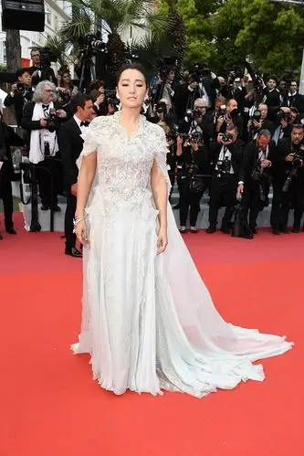 巩俐飘逸纱裙亮相戛纳电影节 裸妆出镜气场十足