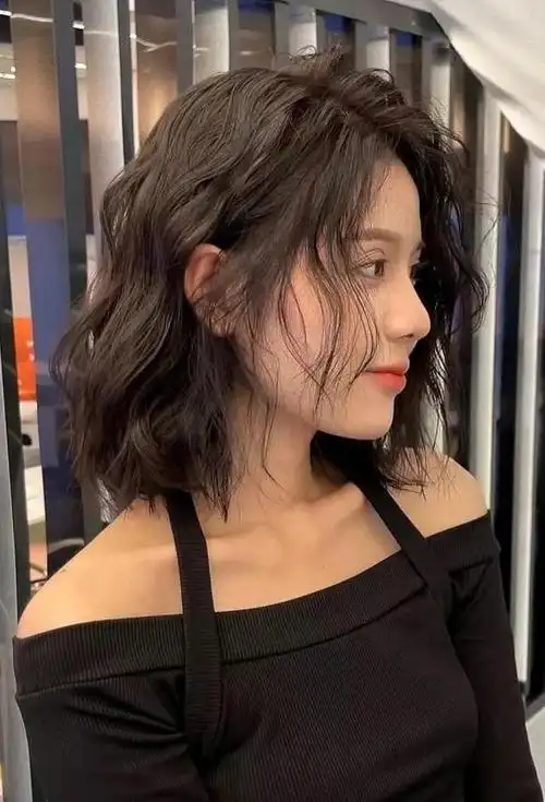 气息,减小下颔线的棱角感是主要问题,锁骨发能够遮挡住下颔线的棱角