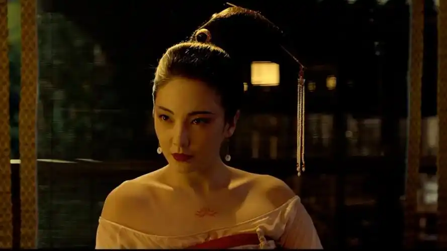 "云想衣裳花想容 春风拂槛露华浓"星女郎张雨绮惊艳瞬间#挑战神仙剪刀