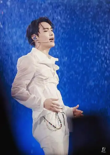 奉上张艺兴今天的湿身舞台图,我太可了,.