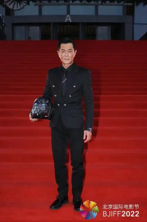 古天乐一身黑色西装造型戴头盔亮相北京国际电影节红毯,古仔不愧是你