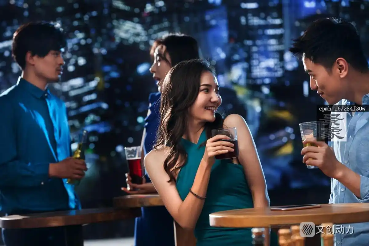 快乐的青年人在酒吧喝酒
