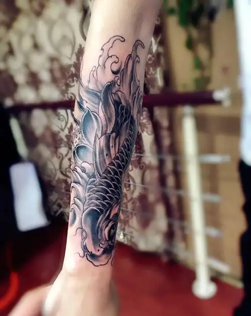 小臂鱼纹身图片_成品手臂传统动物纹身图案