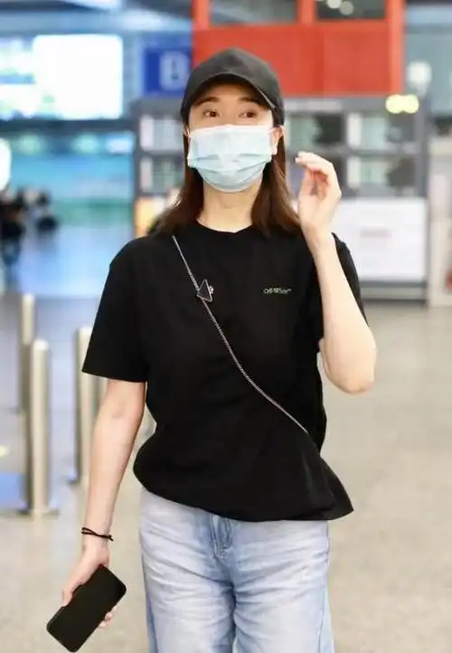 左小青45岁还这么年轻穿t恤配牛仔裤走机场青春洋溢不显老