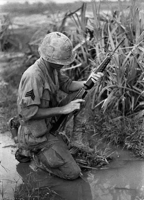 对越反击战,张万年看到越军武器后,大怒说:拿火烧死他们