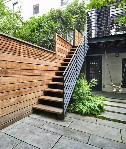 上下楼不必非走室内室外留1㎡旋转楼梯直通2楼还白得一露台