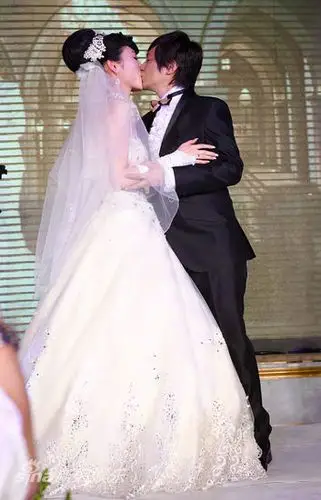 beyond鼓手叶世荣大婚迎娶年轻女友