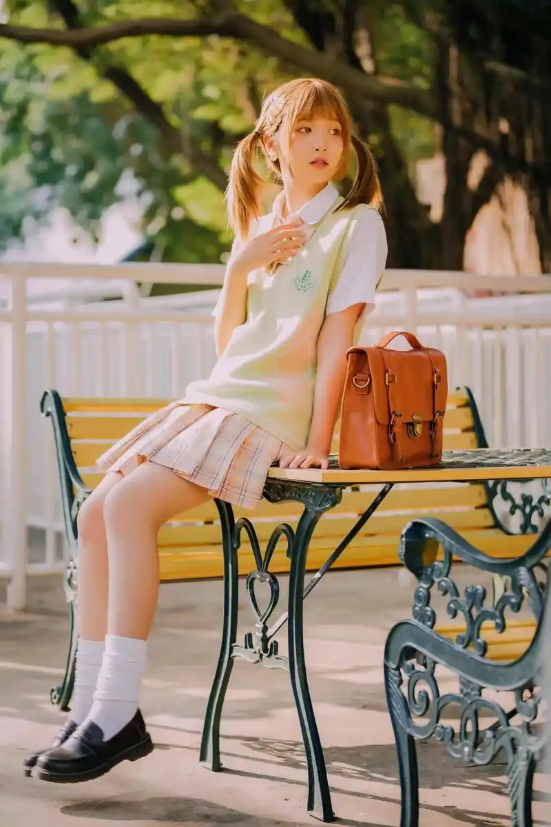 jk制服:黄头发的双马尾姑娘,可以交个朋友吗?